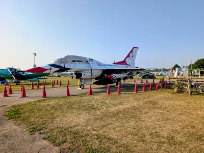 F-16 demonstration plane