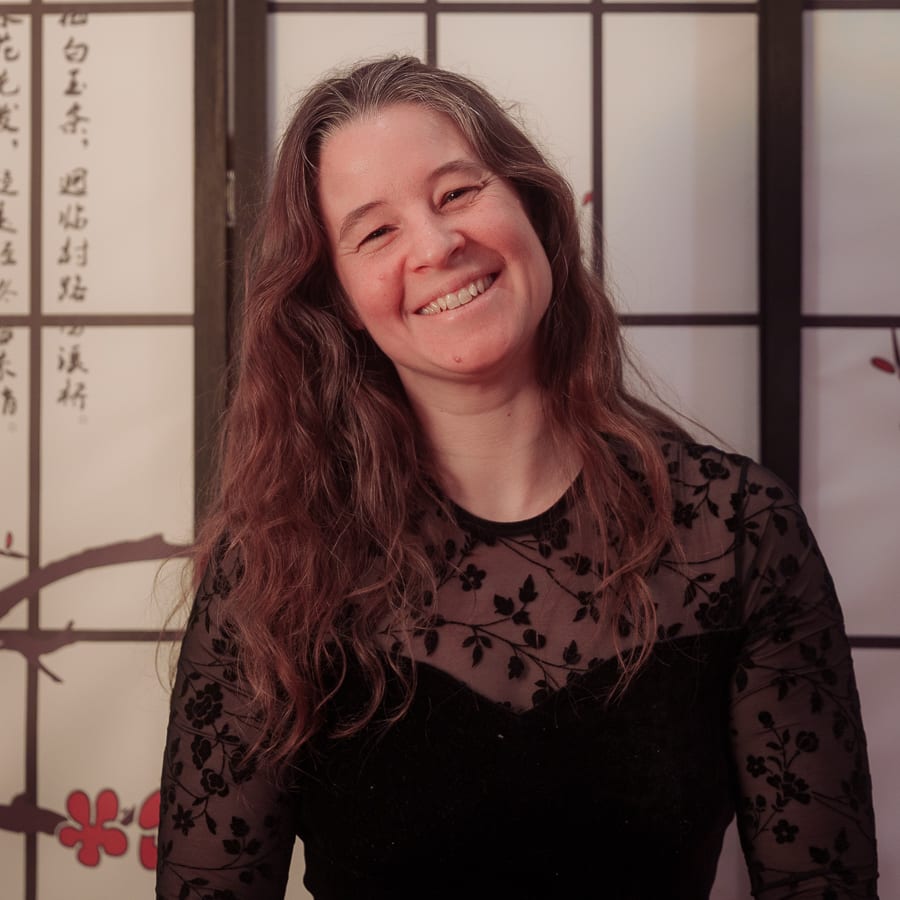 Portrait corporatif d'une danseuse souriante devant un auvent coloré