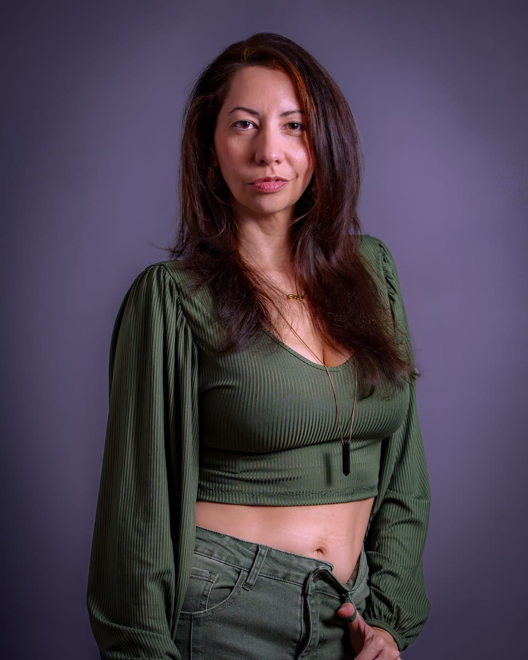 Portrait d'une femme avec tenue verte et fond mauve