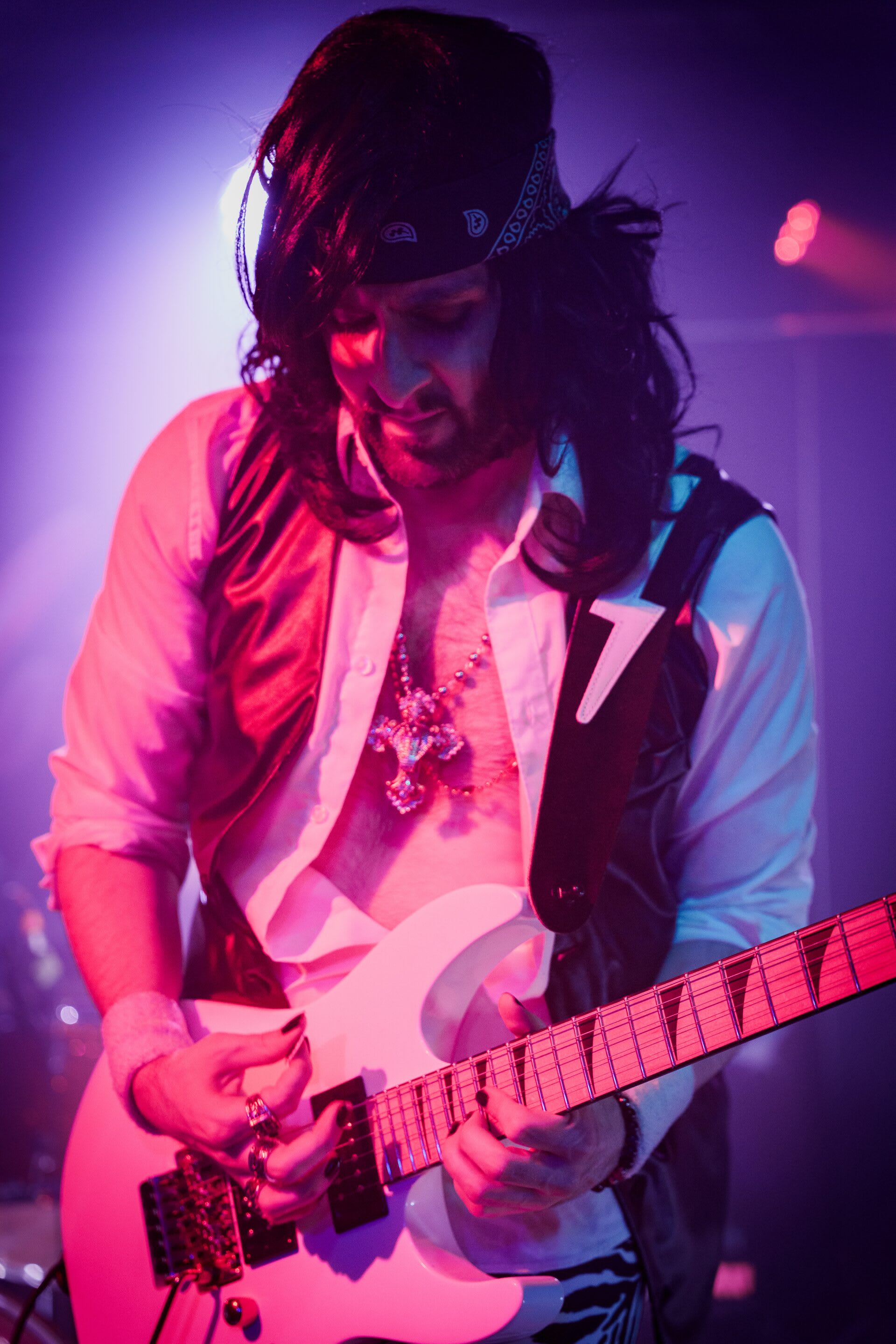 Effets de lumière pendant la performance de Mother Rockers