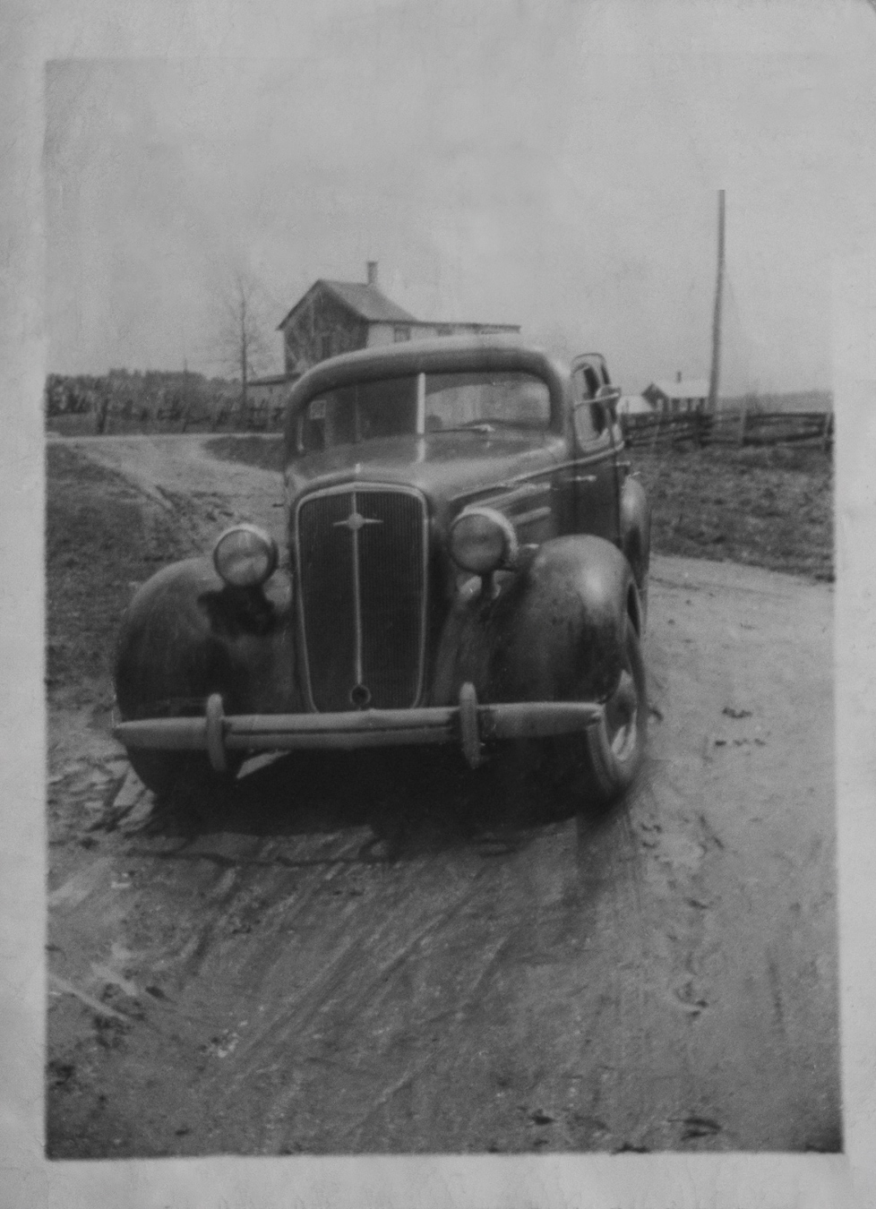 Chevrolet Master 1934 restaurée sans rayures ni plis, en noir et blanc net.