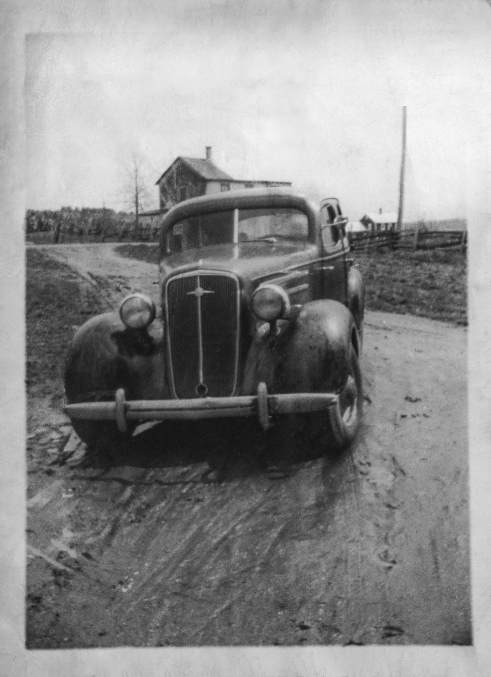 Chevrolet Master 1934 avec un meilleur contraste, ombres profondes et reflets équilibrés.