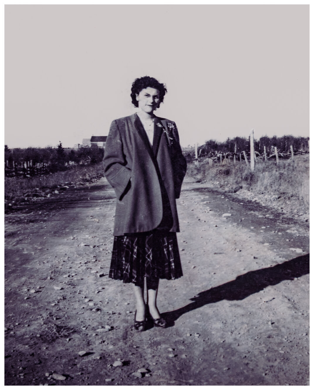 Photo noir et blanc restaurée sans rayures, avec des ombres accentuées sur la robe et le chemin.