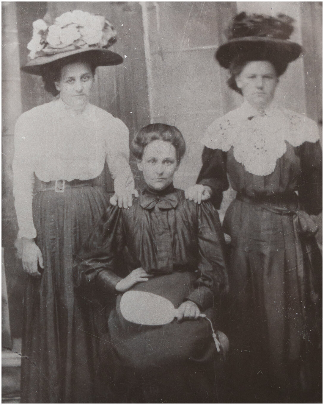 Photo vintage restaurée recadrée au ratio 4:5, mettant l'accent sur trois femmes