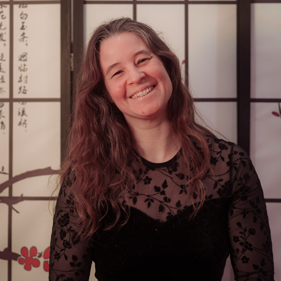 Portrait professionnel d'une danseuse souriante devant un auvent coloré