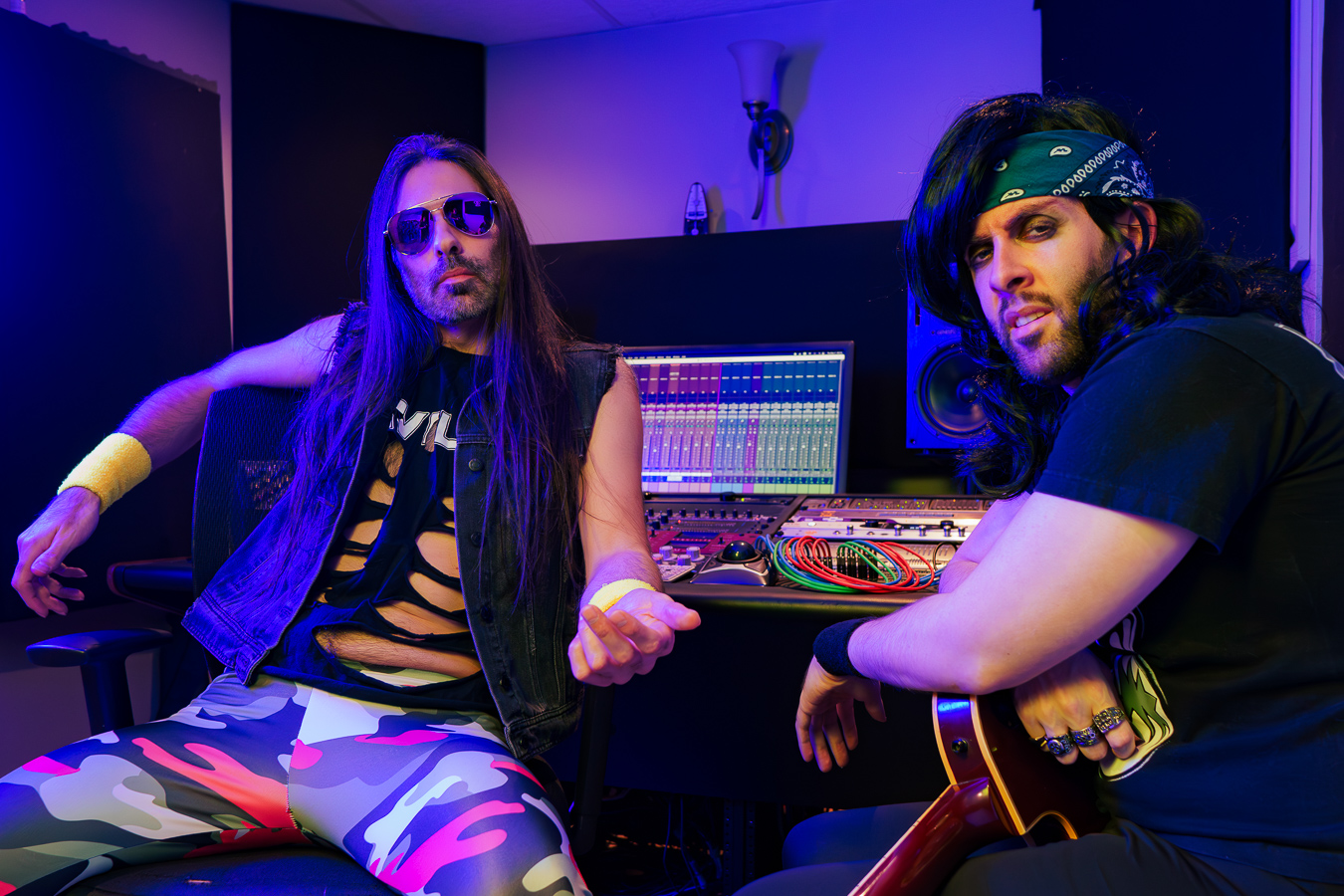 Billie Ballz et Max Shaft du groupe Mother Rockers posant avec attitude devant une console de studio