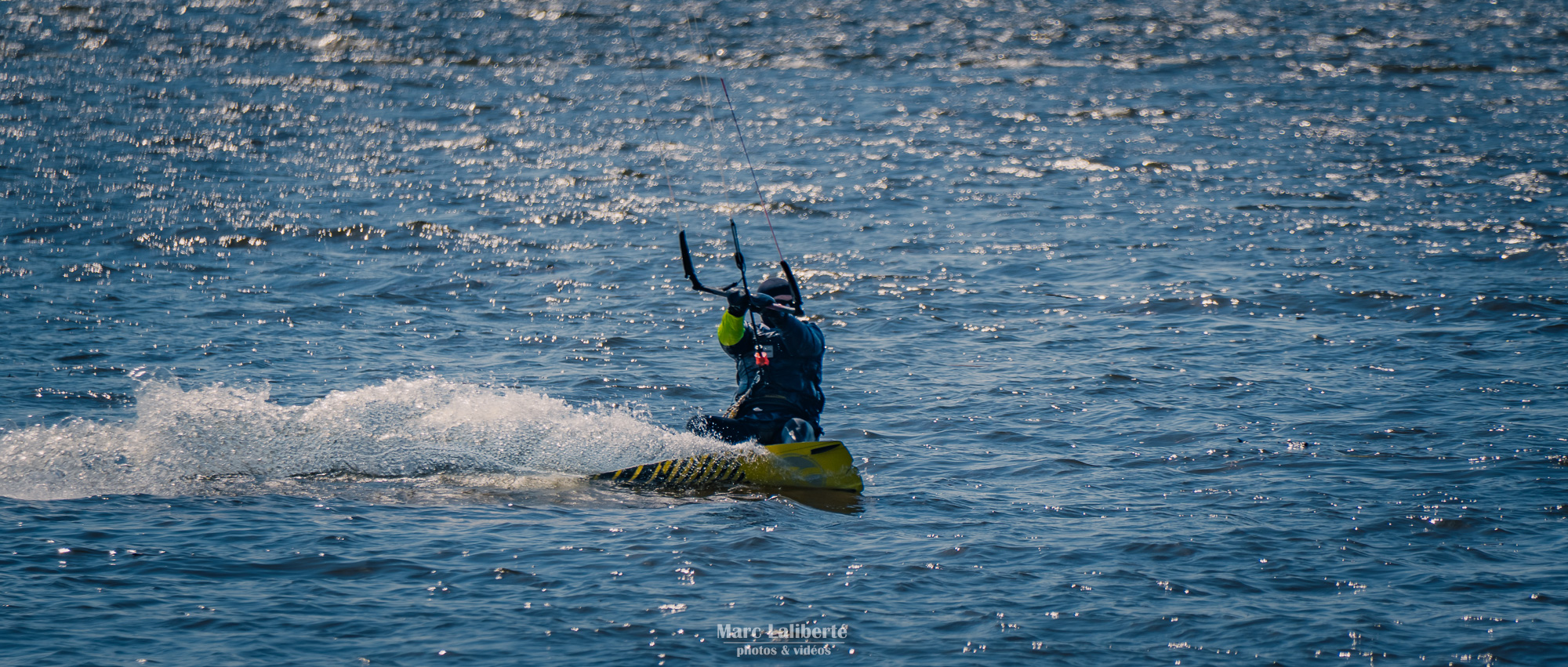 Un homme fait du kitesurf sur le fleuve Saint-Laurent face à l'île d'Orléans