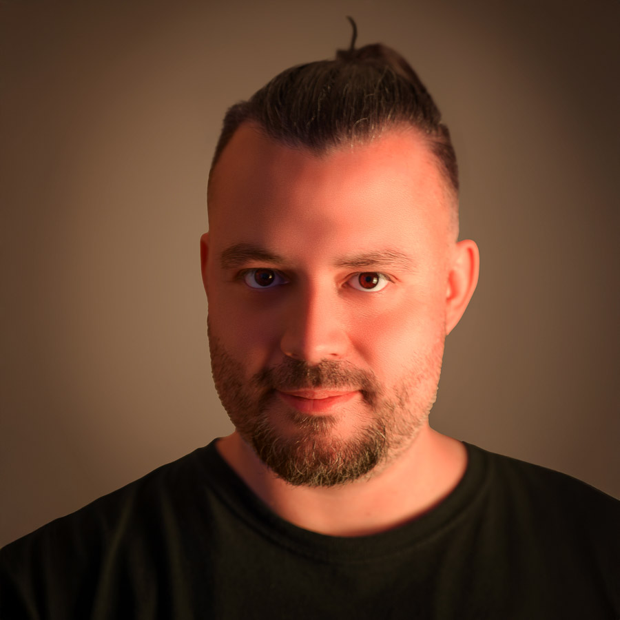 Portrait personnel d'un homme sur fond brun pâle prise en studio