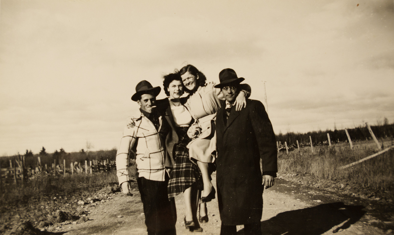 Vieilles photo de deux couples posent amicalement sur une route de compagne