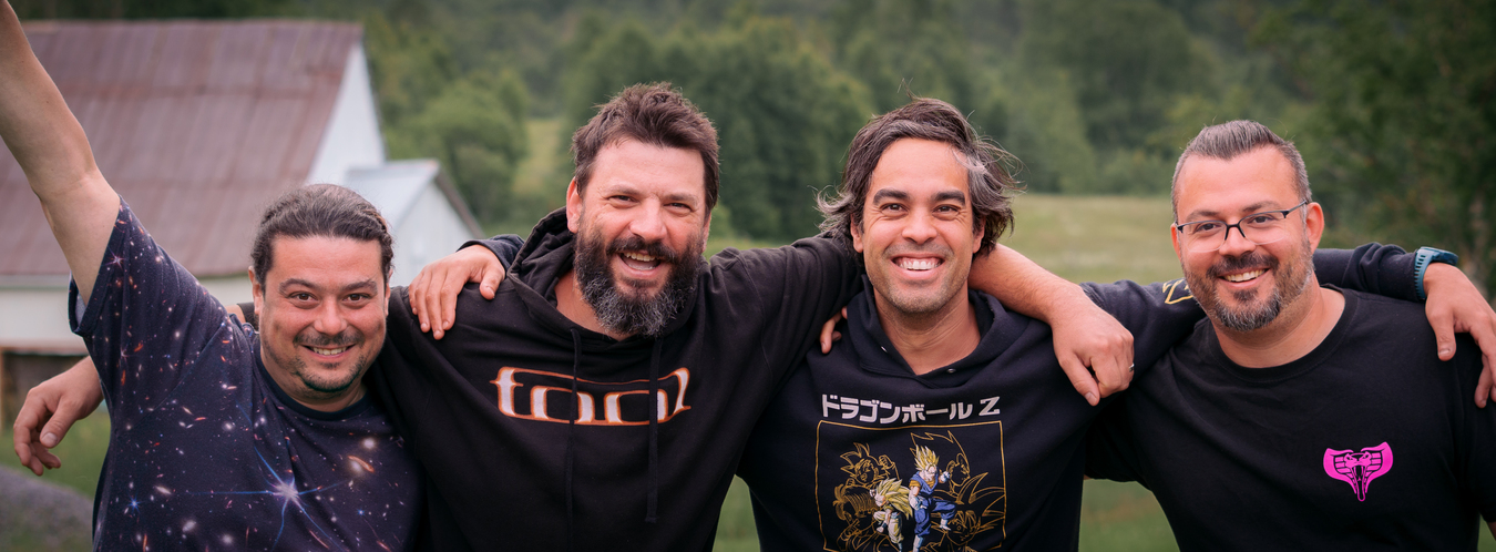 Photos de groupes de quelques hommes qui semblent très amicaux