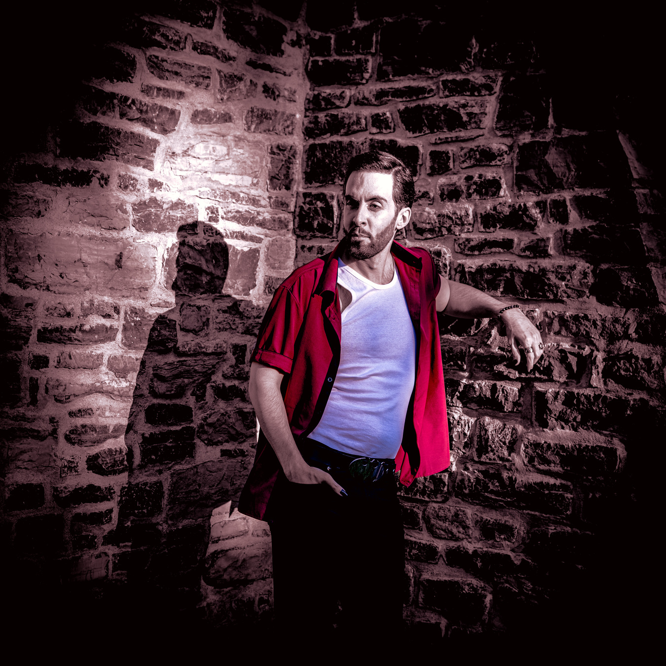 Portrait d'un homme en lumière naturelle avec retouches créative en noir et blanc