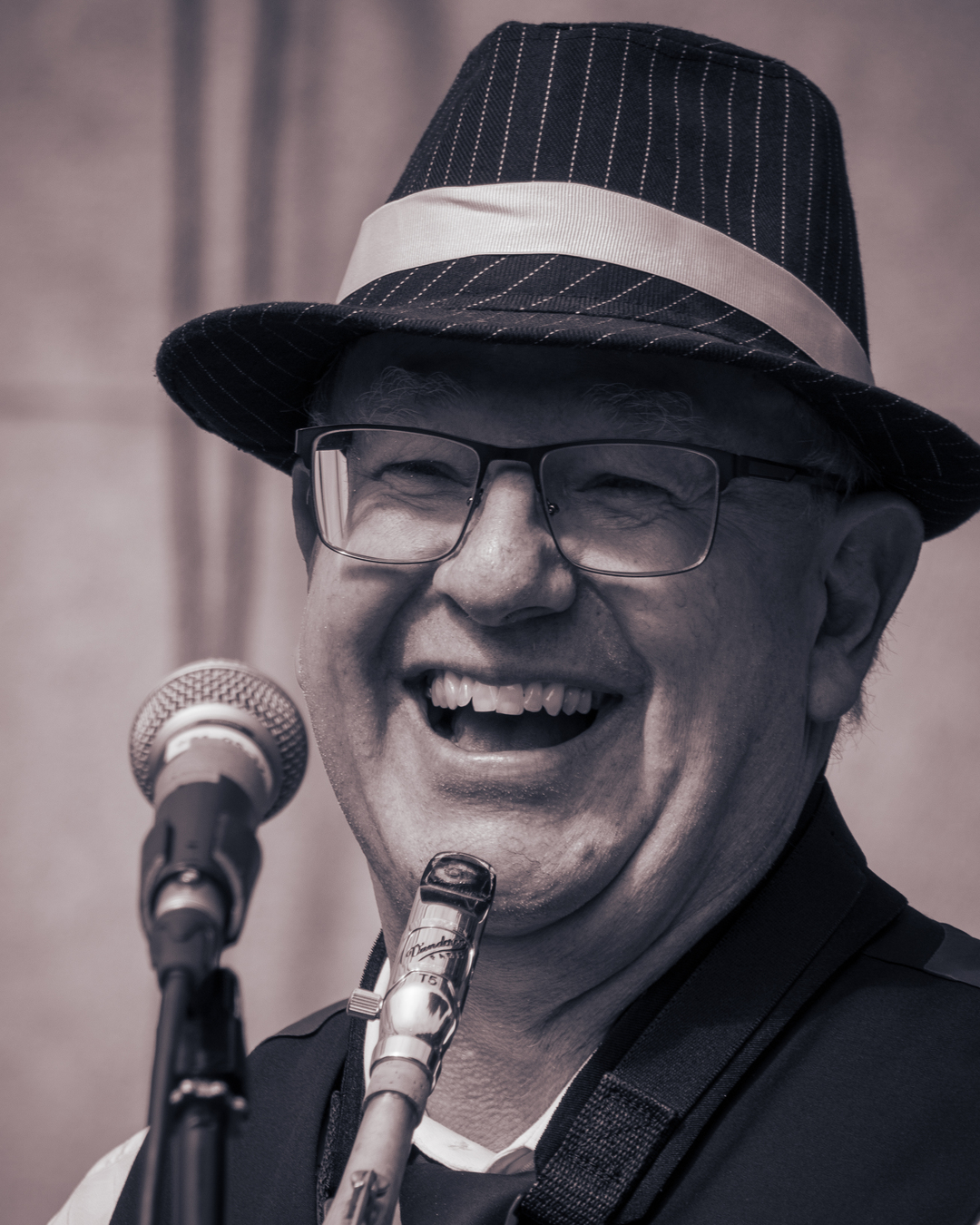 Portrait de Michel Rondeau du groupe Prohibition5 pris en plein action