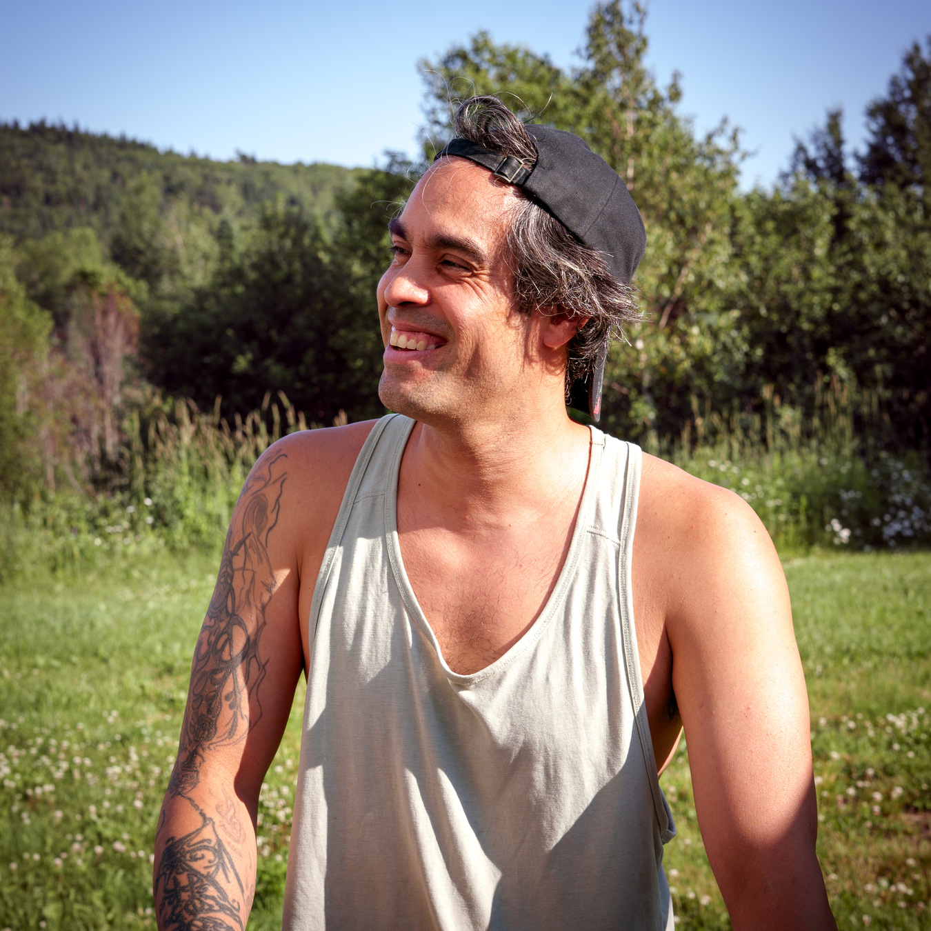 Portrait candide d'une homme pris en lumière naturelle