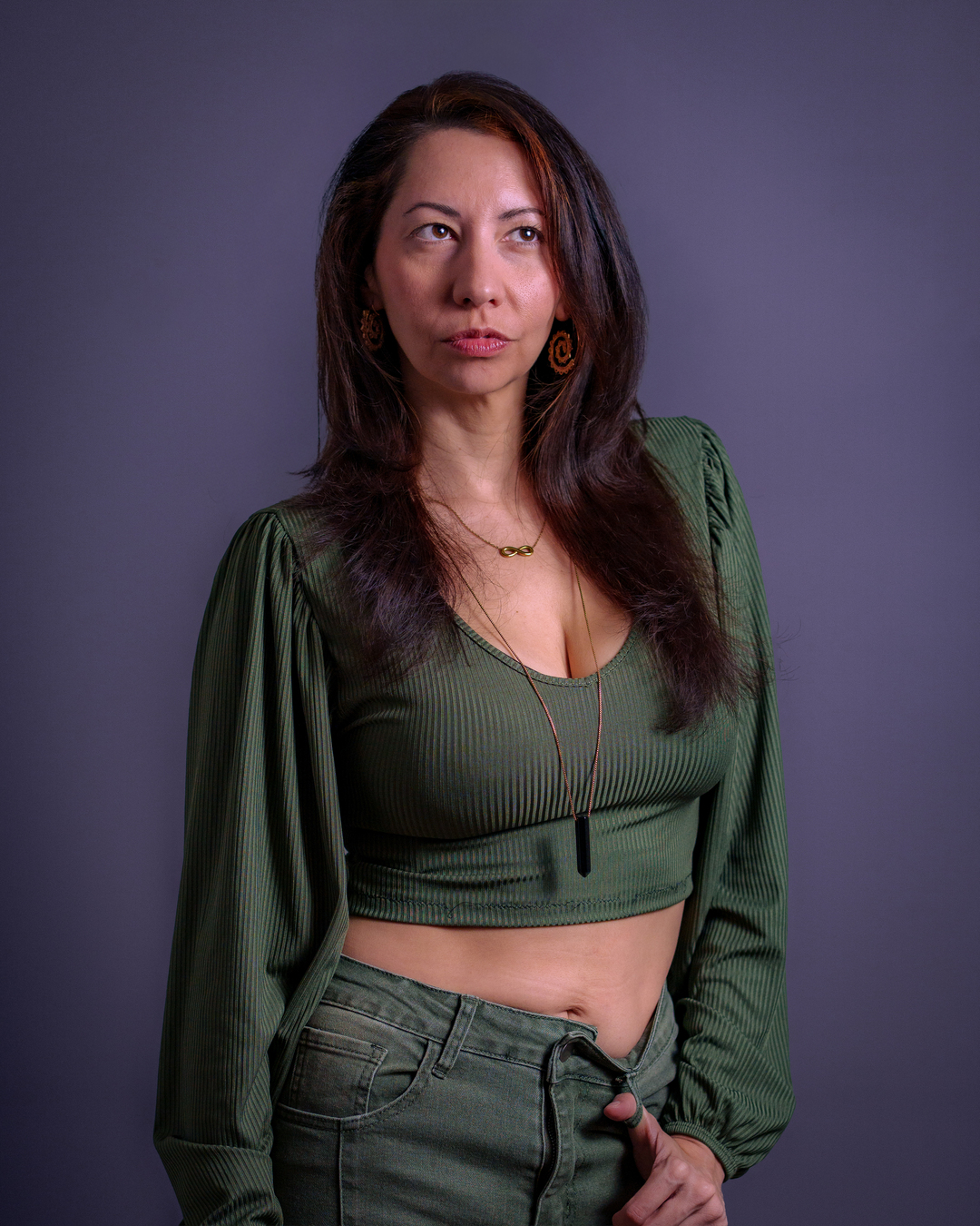 Portrait d'une femme avec tenue verte et fond mauve