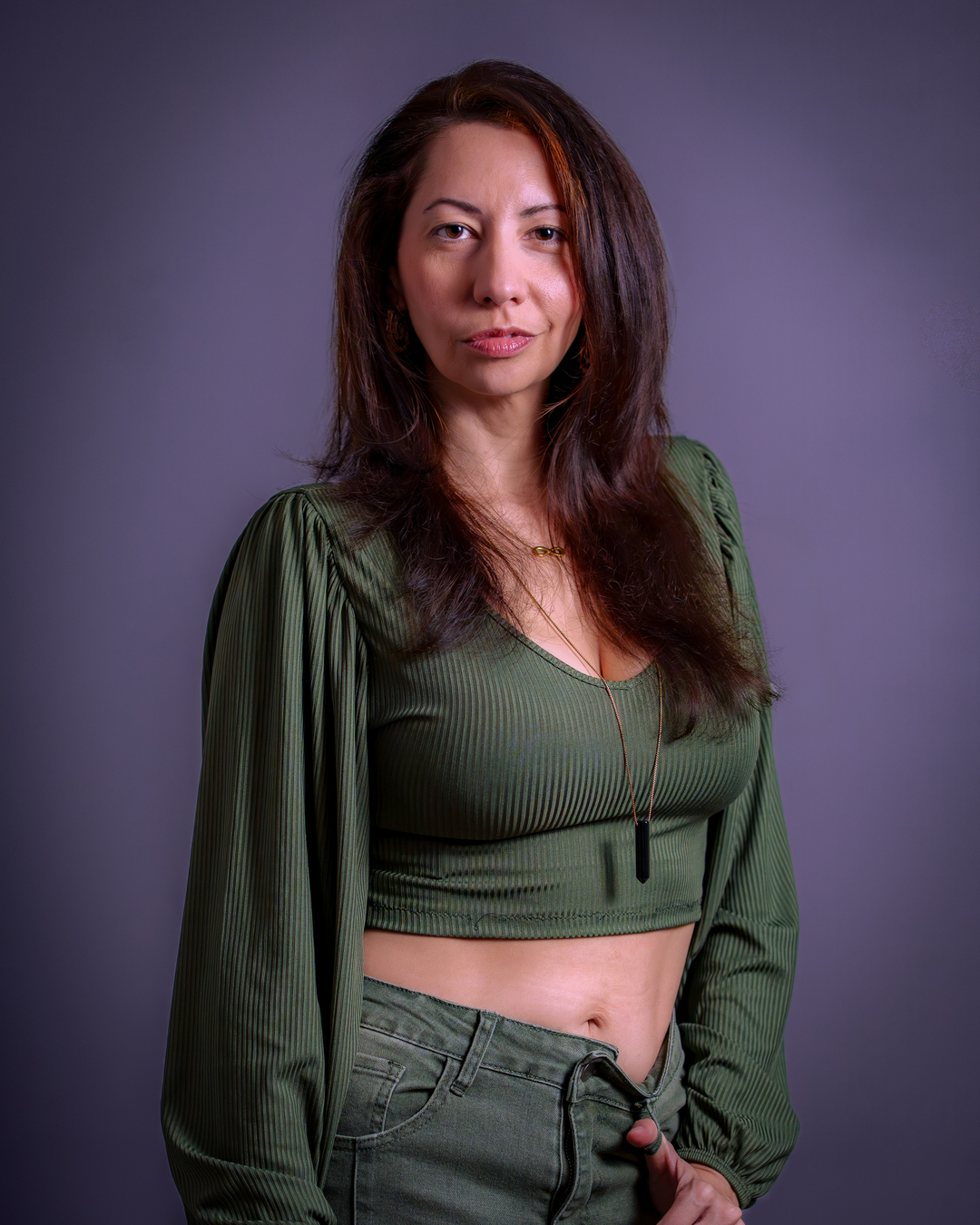 Portrait d'une femme avec tenue verte et fond mauve