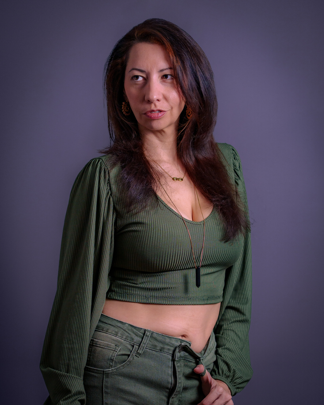 Portrait d'une femme avec tenue verte et fond mauve