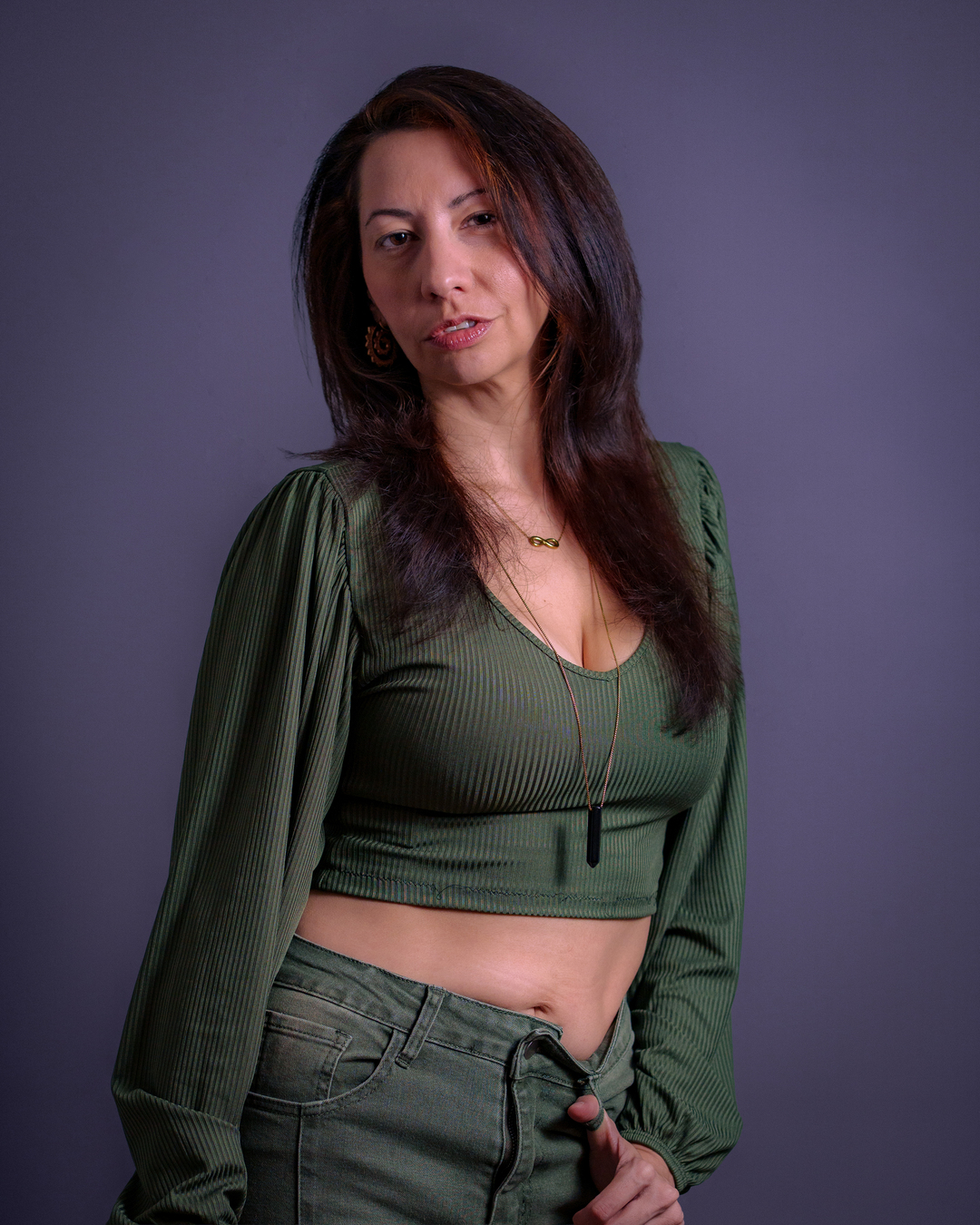 Portrait d'une femme avec tenue verte et fond mauve