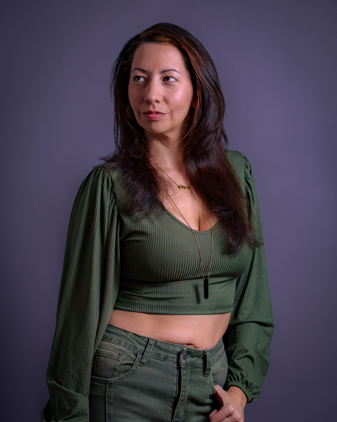 Portrait d'une femme avec tenue verte et fond mauve