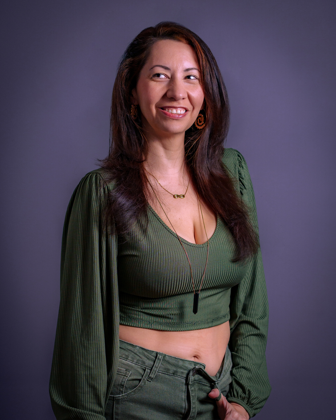 Portrait d'une femme avec tenue verte et fond mauve