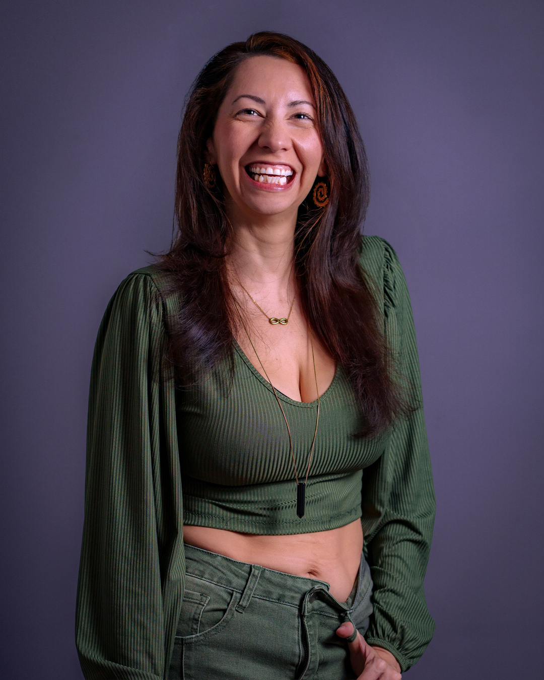 Portrait d'une femme avec tenue verte et fond mauve