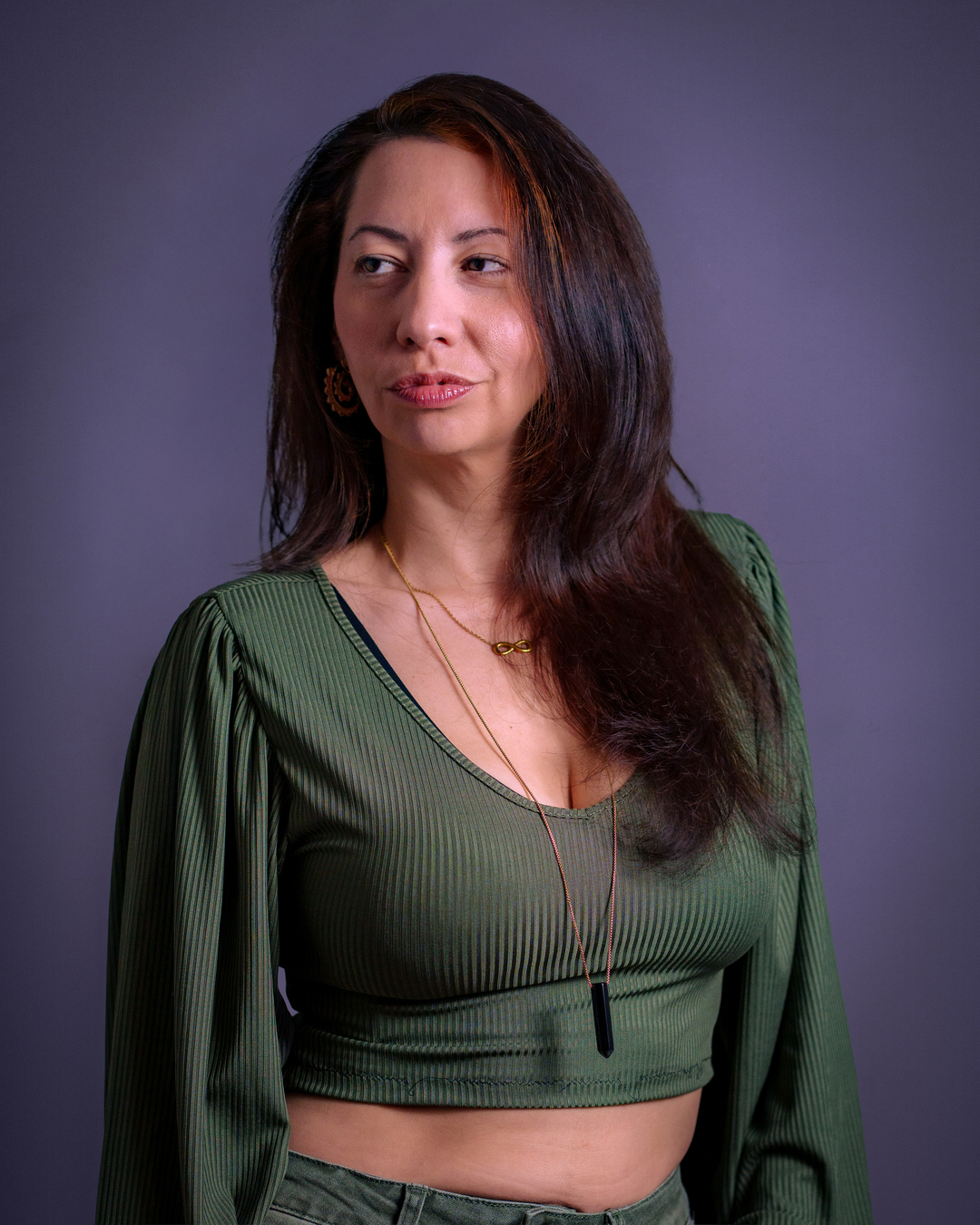 Portrait d'une femme avec tenue verte et fond mauve