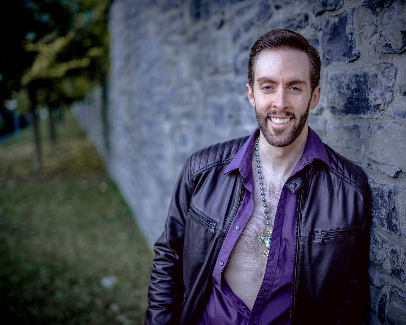 Portrait d'un jeune homme en lumière naturelle