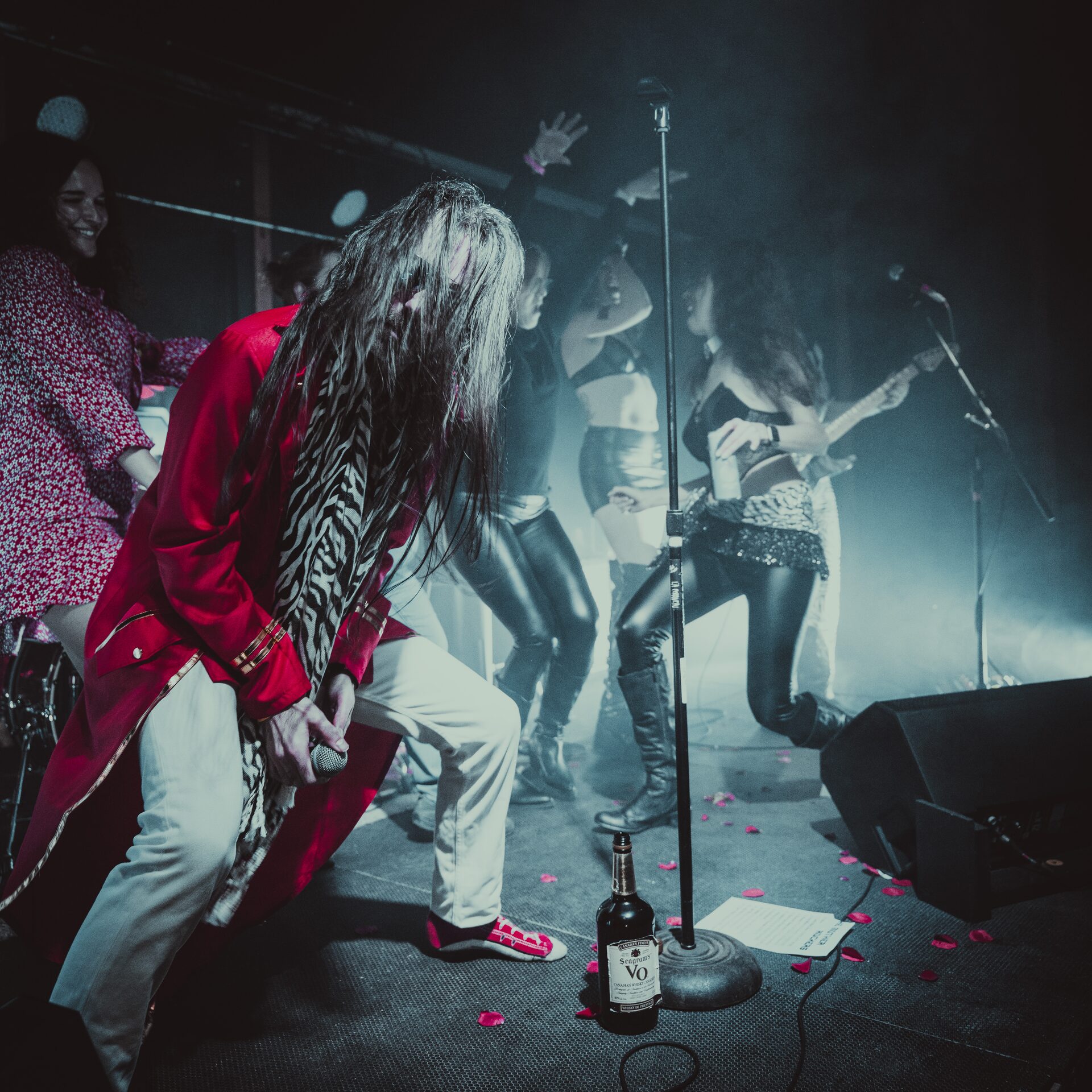 Moment de connexion entre les membres de Mother Rockers sur scène