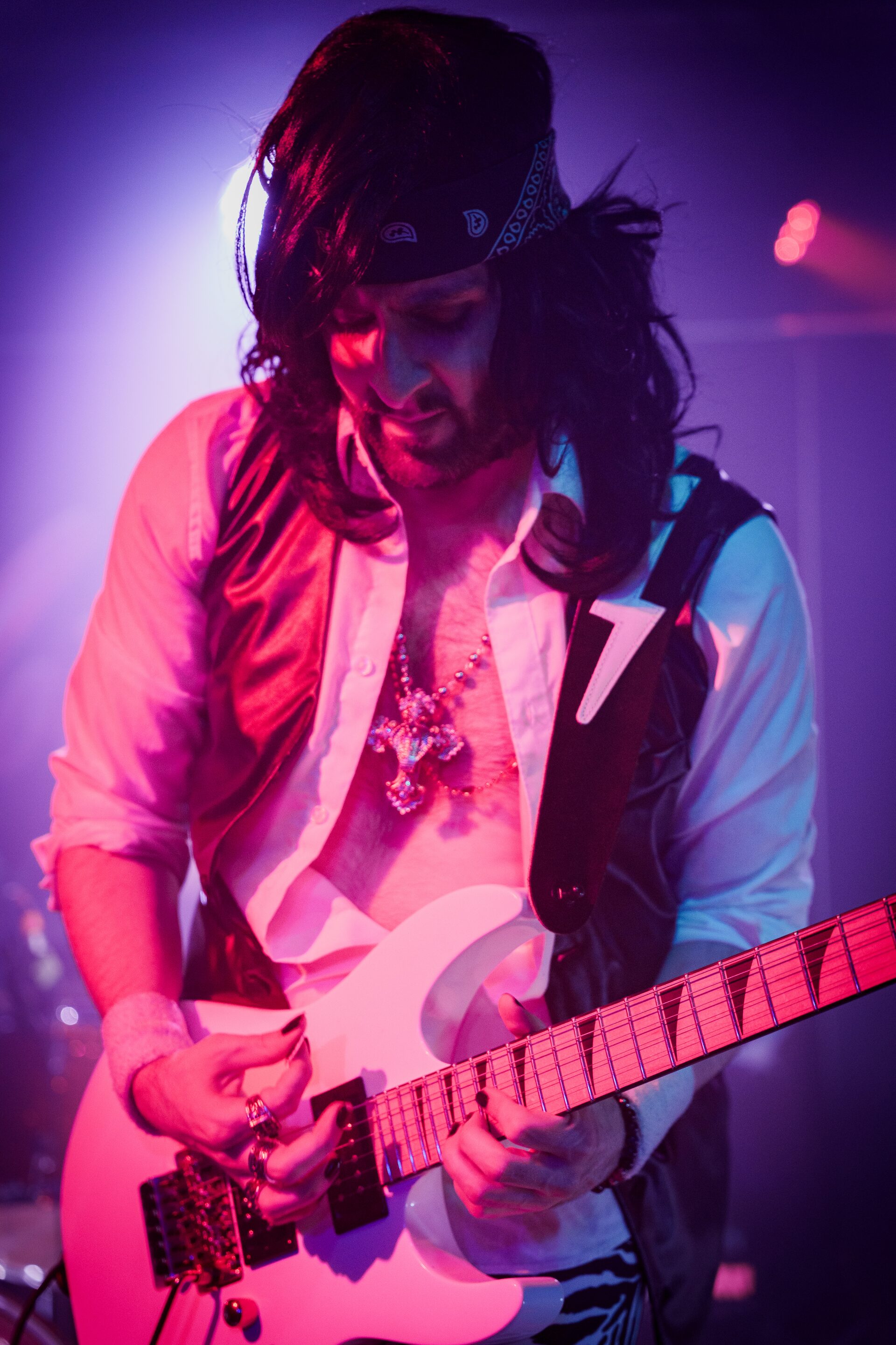 Effets de lumière pendant la performance de Mother Rockers