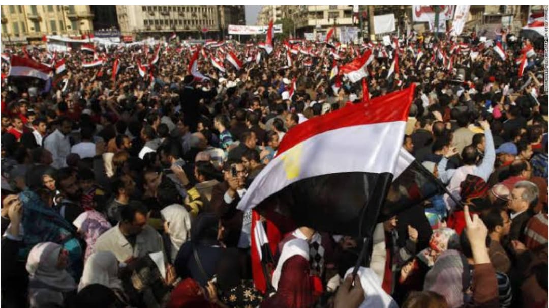 الأدب والثورة بين الانغماس  وتغييب الارتباط والتداخل