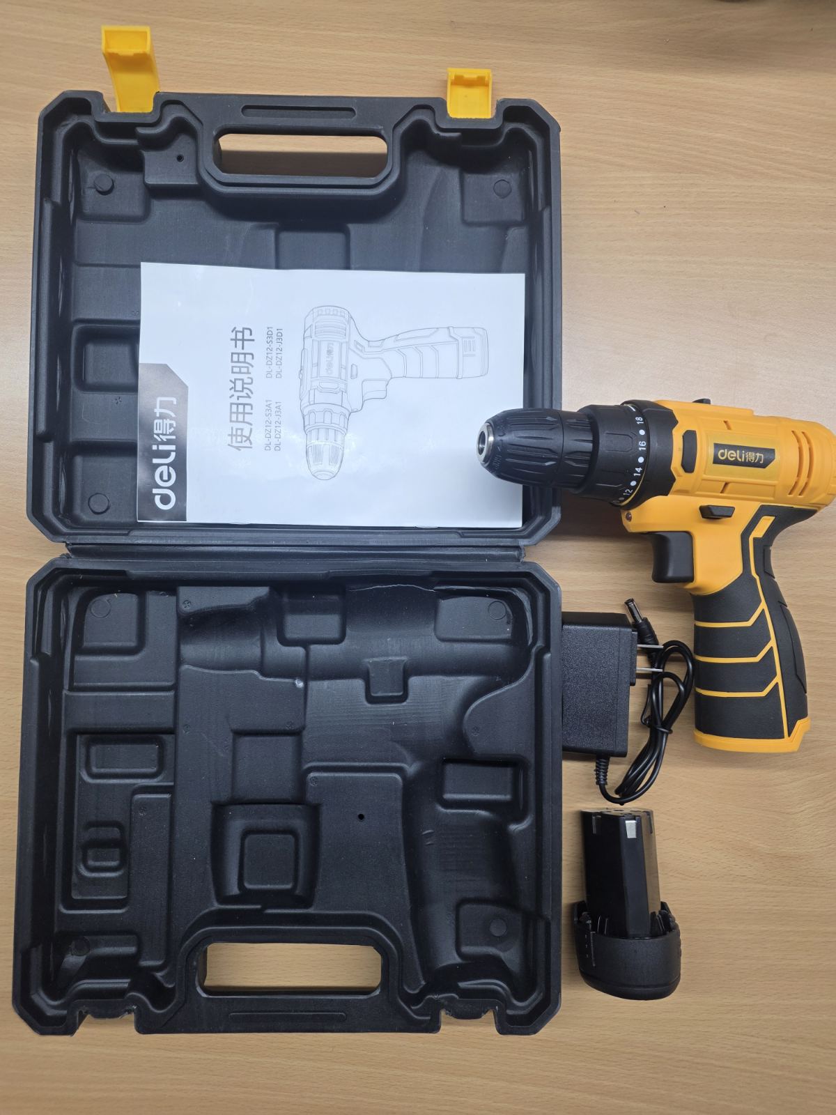 Deli 12v-ийн 1 батарейтай шрүп мастер дрил. Үнэ 120,000. Утас: 80607788