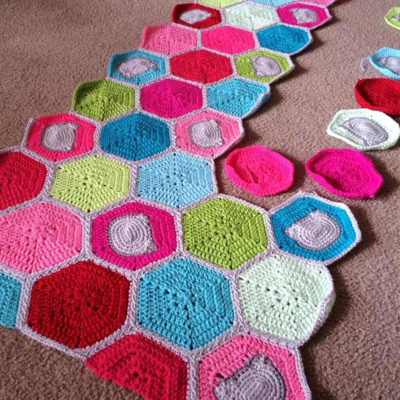 ## Kitty Hexagon Blanket by Rachele Carmona
