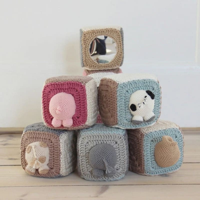 ## Stacking Cubes With Animals by Hobbii