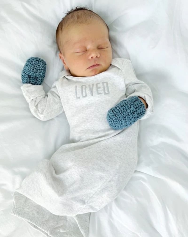 ## Crochet Newborn Mittens by Daisy Farm Crafts