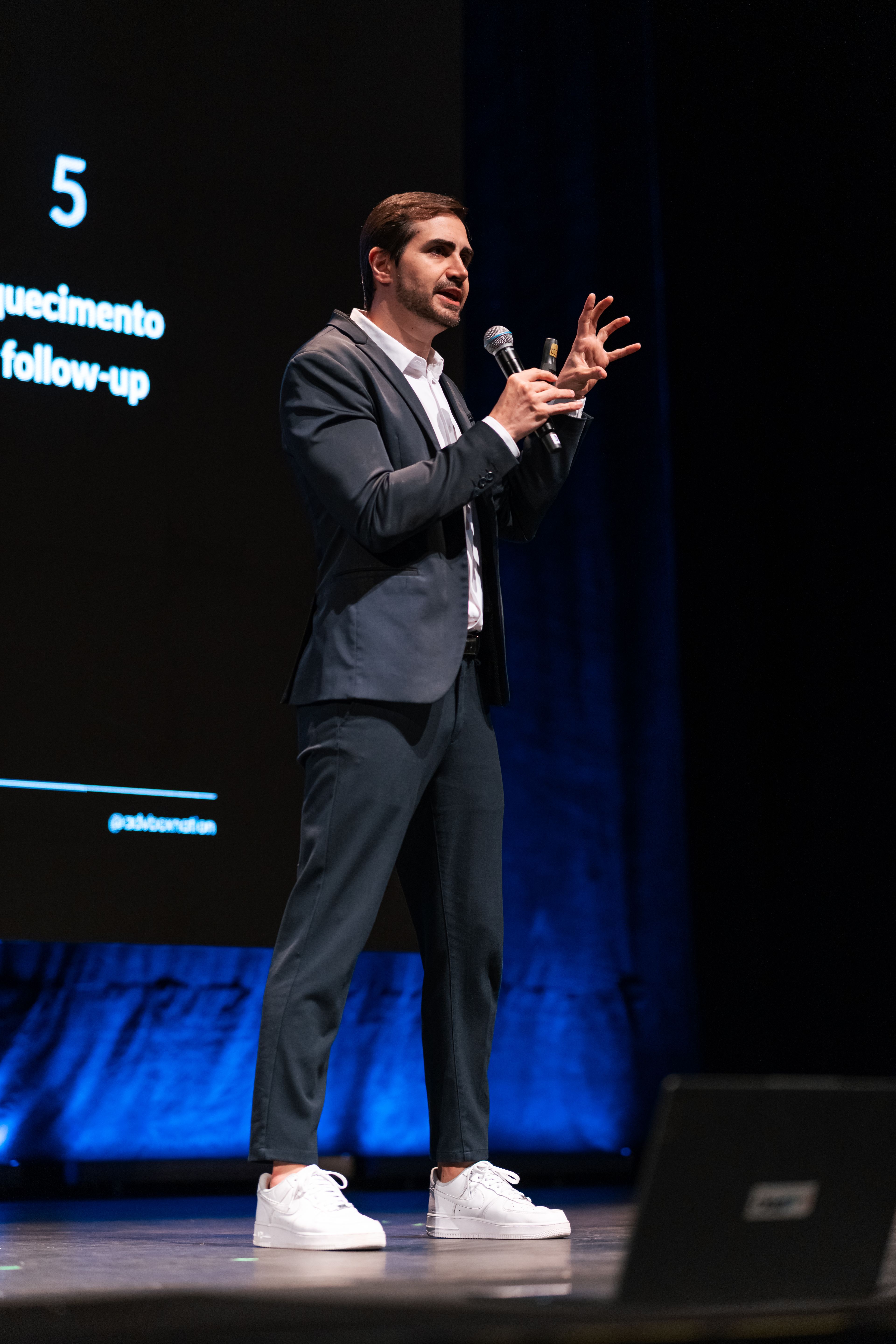 Eric Luciano palestrando sobre IA para empresários