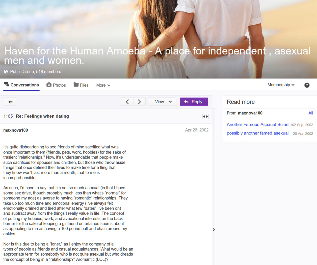 Captura de tela do grupo mencionado com a postagem em questão. O cabeçalho é uma imagem de duas pessoas de braços dados em uma praia, com o texto: "Refúgio para a Ameba Humana: Um lugar para homens e mulheres independentes e assexuais."