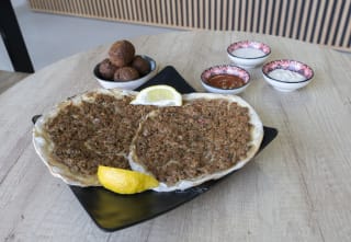 Lehmeyún x2 + Falafel + Bebida