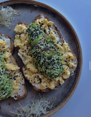 Huevo revuelto & Palta