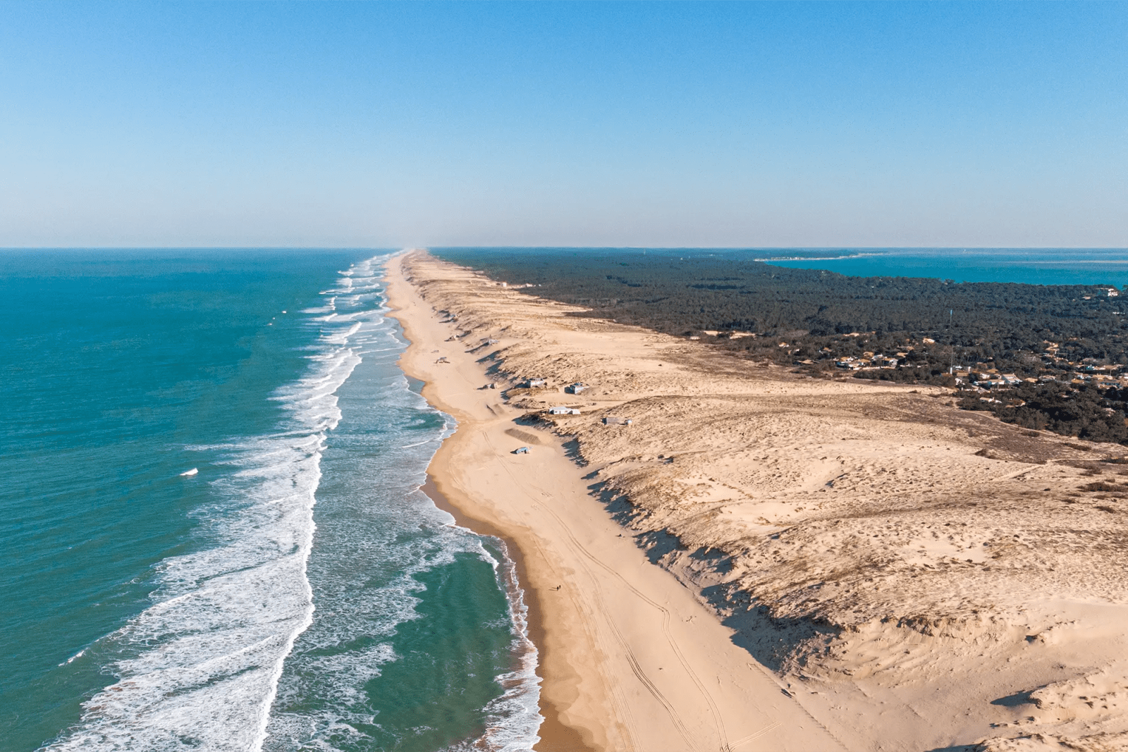 La côte landaise vue du ciel au drone, sous un ciel d’hiver