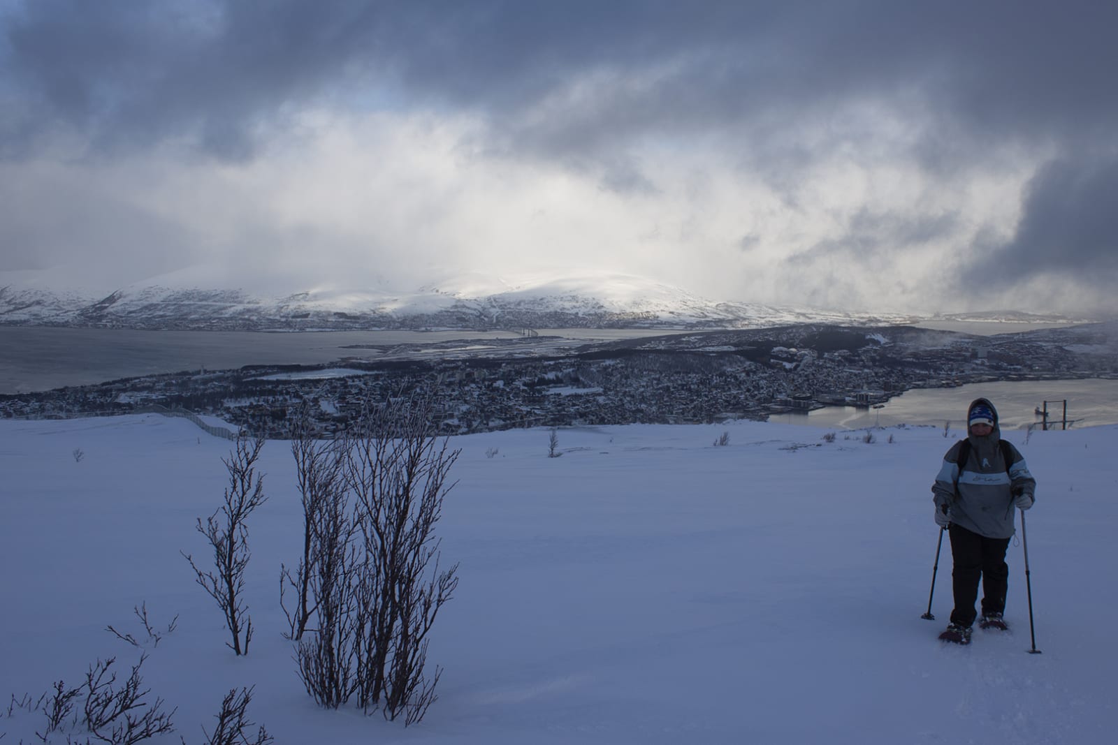 Un phare sous la tempête de neige sur la côte norvégienne