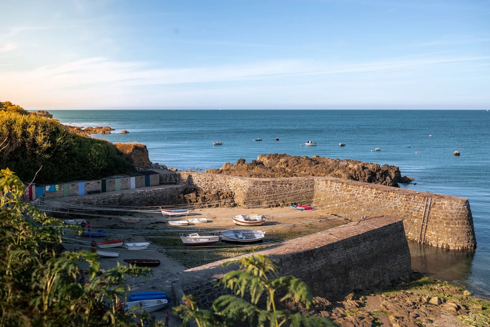 Îlots et eaux turquoise de l’archipel de Chausey