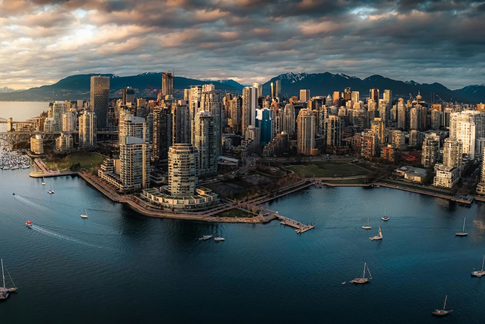 Immeubles et front de mer de Vancouver vus depuis Coal Harbour