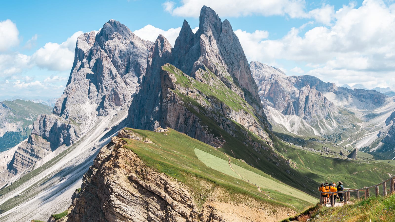 La crête du Seceda, dans le Val Gardena, l'un des meilleurs secteurs où dormir dans les Dolomites