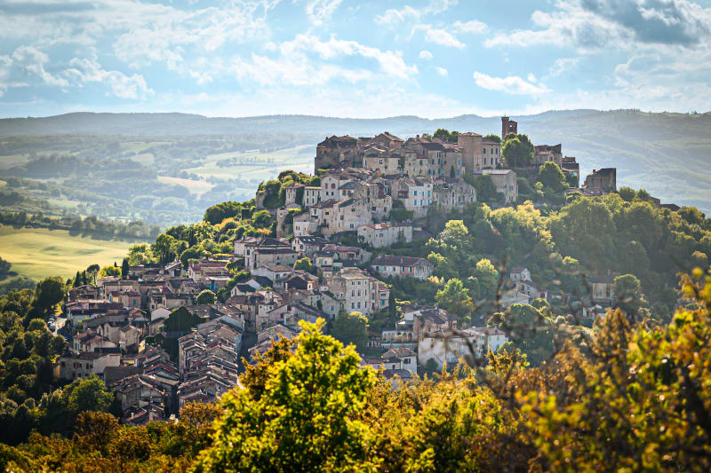 Vue sur Cordes-sur-Ciel depuis le chemin du grain de ciel