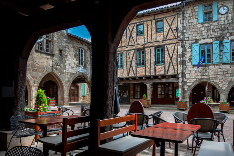 La place des arcades à Castelnau-de-Montmiral