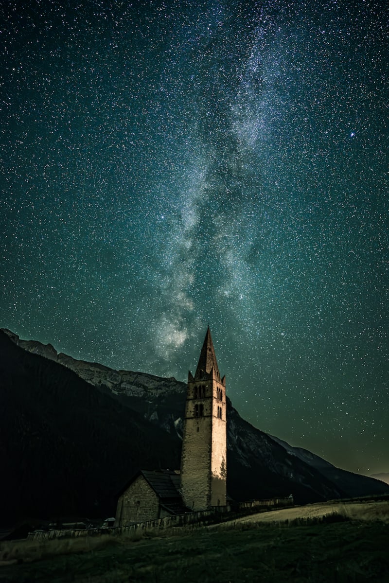 L'église de Ceillac avec la voie lactée : astrophotography