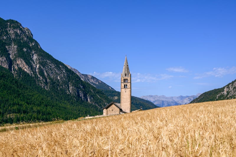 L’église de Ceillac et les montagnes du Queyras