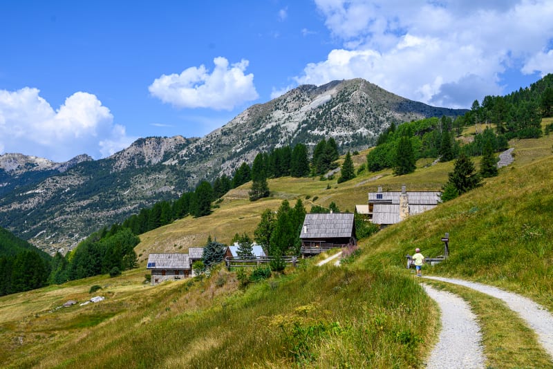 Chalets anciens sur la randonnée des balcons du Cristillan