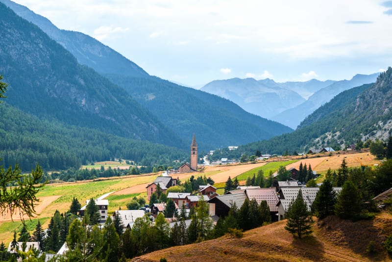 Vue panoramique de Ceillac et son église