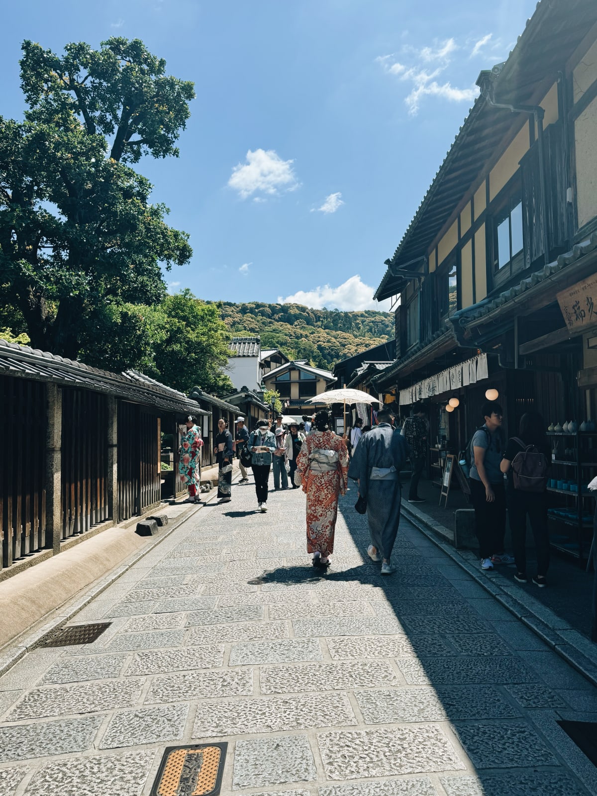 Historische Ninenzaka straat in Kyoto met kimono dragers