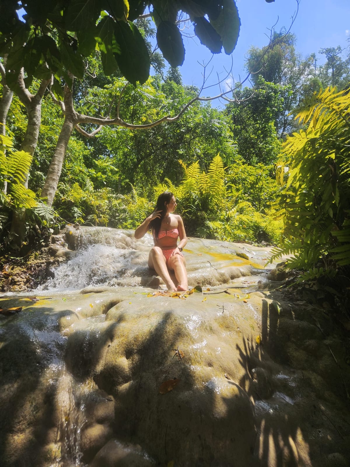 Vrouw zittend op de Sticky Waterfall Bua Tong bij Chiang Mai Thailand
